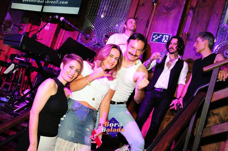 Show com a banda Queen Tribute Brazil - Roger Santorini.
