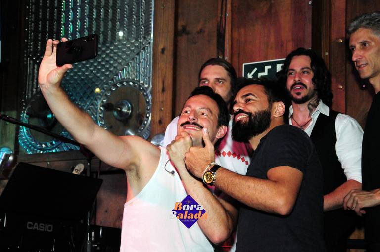 Show com a banda Queen Tribute Brazil - Roger Santorini.