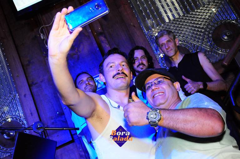 Show com a banda Queen Tribute Brazil - Roger Santorini.