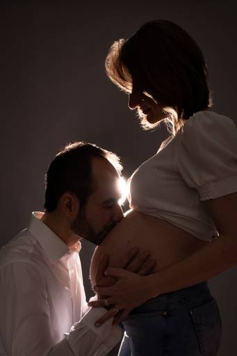 ensaio de gestante em estúdio pai beija a barriga 