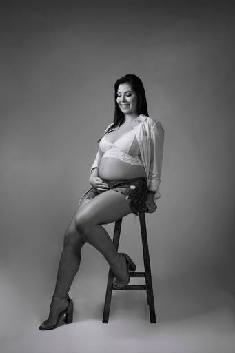Foto preta e branca de gestante sentada