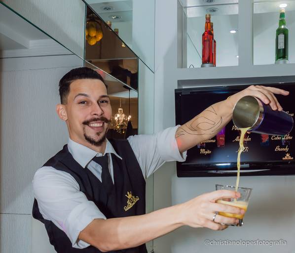 Barman  em Casa de Festas La Reverence