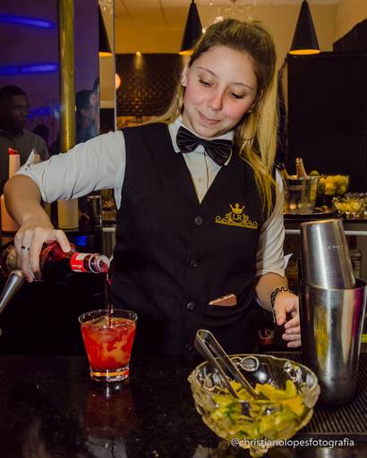 Barmaid  em Casa de Festas La Reverence
