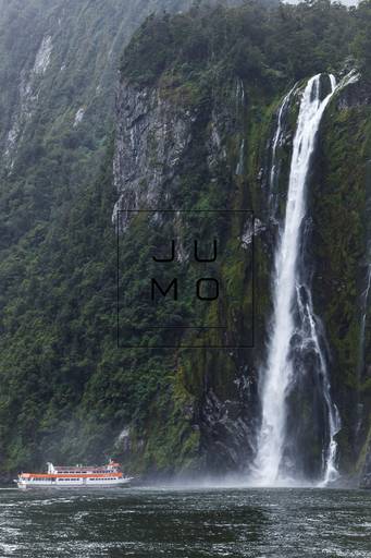 Cascadas y fiordos en Milford Sounds