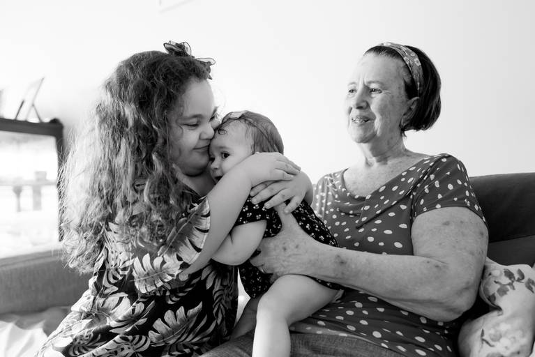 ensaio de familia recife- ensaio em casa-avo e bebe-ensaio com avo- isabela lucena fotografia