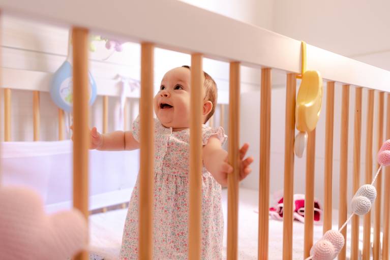 ensaio em casa-ensaio com bebe-ensaio no quartinho do bebe-bercinho de bebe-isabela lucena fotografia