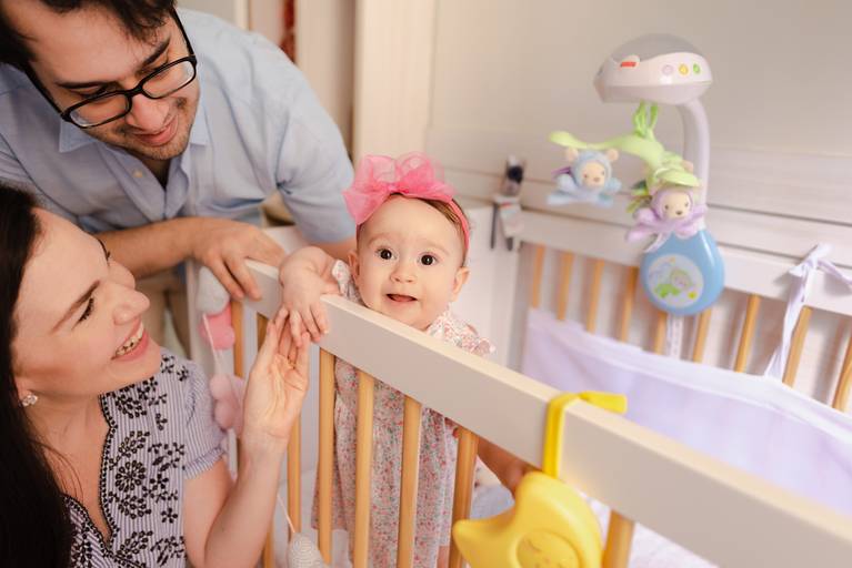 ensaio em casa-ensaio com bebe-ensaio no quartinho do bebe-bercinho de bebe-isabela lucena