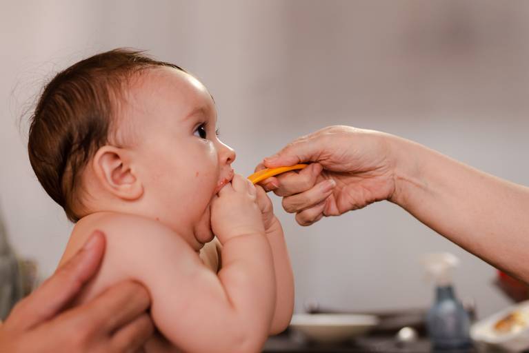 ensaio em casa-ensaio com bebe-introducao alimentar do bebe-bercinho de bebe-isabela lucena