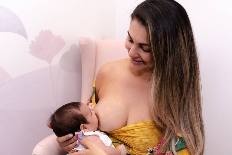 ensaio em casa-ensaio com bebe-acompanhamento do bebe-amamentacao-ensaio no quartinho do bebe-isabela lucena