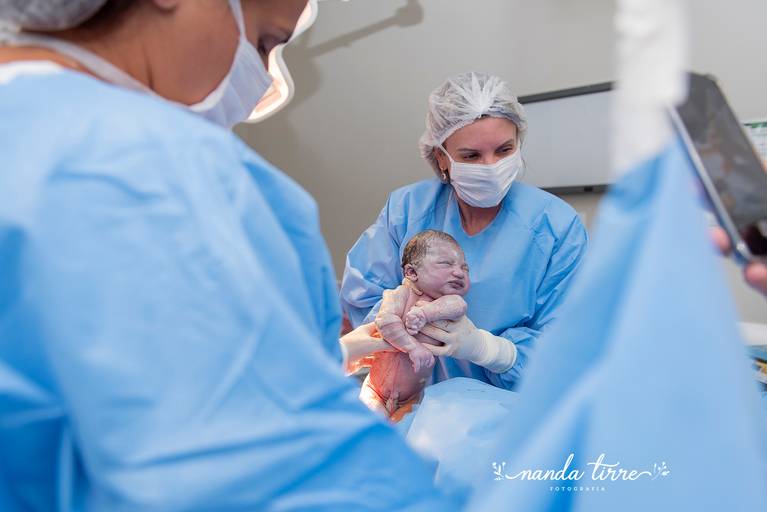 parto-nascimento-newborn-fotografia-foto-fotografa-bebê-berçario-recem-nascido-maternidade-mãe-rio-de-janeiro-rj-família-nanda-tirre-cesarea-natural-humanizado-obstetra-pediatra-perinatal-hctco-idealiza-hospital-clinicas-doula-nascer-nasceu-teresopolis
