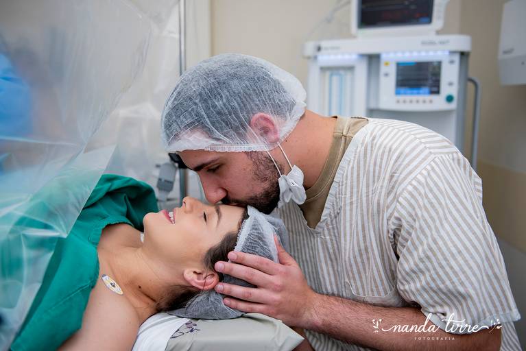 parto-nascimento-newborn-fotografia-foto-fotografa-bebê-berçario-recem-nascido-maternidade-mãe-família-nanda-tirre-cesarea-natural-humanizado-obstetra-pediatra-perinatal-hctco-idealiza-hospital-clinicas-doula-nascer-nasceu-teresopolis-rj-rio de janeiro