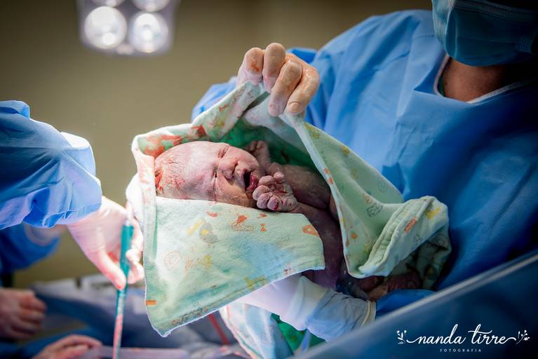 parto-nascimento-newborn-fotografia-foto-fotografa-bebê-berçario-recem-nascido-maternidade-mãe-família-nanda-tirre-cesarea-natural-humanizado-obstetra-pediatra-perinatal-hctco-idealiza-hospital-clinicas-doula-nascer-nasceu-teresopolis-rj-rio de janeiro