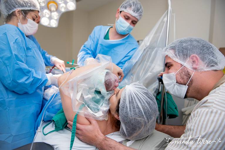 parto-nascimento-newborn-fotografia-foto-fotografa-bebê-berçario-recem-nascido-maternidade-mãe-família-nanda-tirre-cesarea-natural-humanizado-obstetra-pediatra-perinatal-hctco-idealiza-hospital-clinicas-doula-nascer-nasceu-teresopolis-rj-rio de janeiro