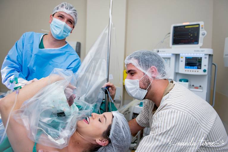 parto-nascimento-newborn-fotografia-foto-fotografa-bebê-berçario-recem-nascido-maternidade-mãe-família-nanda-tirre-cesarea-natural-humanizado-obstetra-pediatra-perinatal-hctco-idealiza-hospital-clinicas-doula-nascer-nasceu-teresopolis-rj-rio de janeiro