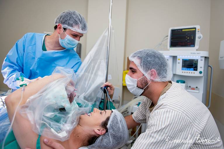 parto-nascimento-newborn-fotografia-foto-fotografa-bebê-berçario-recem-nascido-maternidade-mãe-família-nanda-tirre-cesarea-natural-humanizado-obstetra-pediatra-perinatal-hctco-idealiza-hospital-clinicas-doula-nascer-nasceu-teresopolis-rj-rio de janeiro