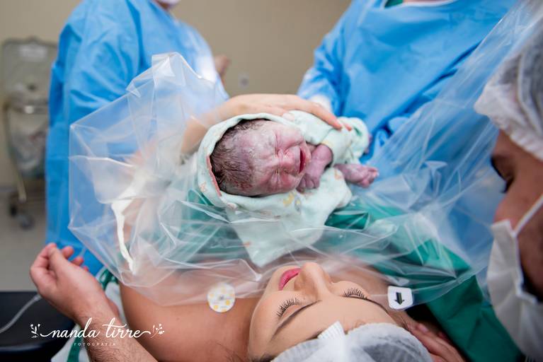 parto-nascimento-newborn-fotografia-foto-fotografa-bebê-berçario-recem-nascido-maternidade-mãe-família-nanda-tirre-cesarea-natural-humanizado-obstetra-pediatra-perinatal-hctco-idealiza-hospital-clinicas-doula-nascer-nasceu-teresopolis-rj-rio de janeiro