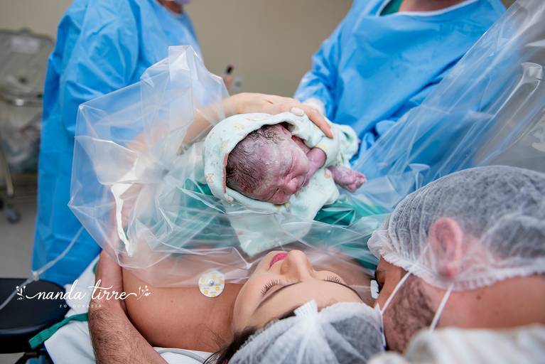 parto-nascimento-newborn-fotografia-foto-fotografa-bebê-berçario-recem-nascido-maternidade-mãe-família-nanda-tirre-cesarea-natural-humanizado-obstetra-pediatra-perinatal-hctco-idealiza-hospital-clinicas-doula-nascer-nasceu-teresopolis-rj-rio de janeiro