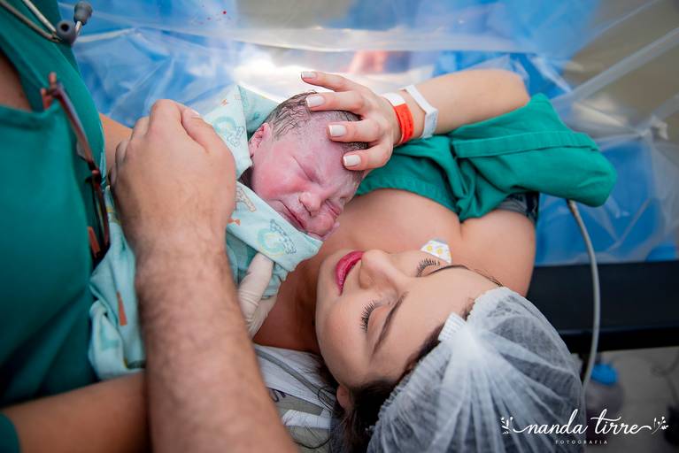 parto-nascimento-newborn-fotografia-foto-fotografa-bebê-berçario-recem-nascido-maternidade-mãe-família-nanda-tirre-cesarea-natural-humanizado-obstetra-pediatra-perinatal-hctco-idealiza-hospital-clinicas-doula-nascer-nasceu-teresopolis-rj-rio de janeiro