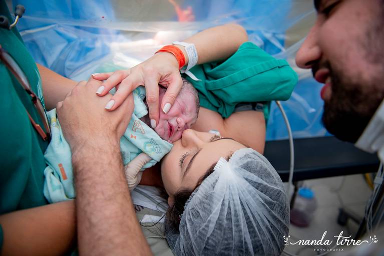 parto-nascimento-newborn-fotografia-foto-fotografa-bebê-berçario-recem-nascido-maternidade-mãe-família-nanda-tirre-cesarea-natural-humanizado-obstetra-pediatra-perinatal-hctco-idealiza-hospital-clinicas-doula-nascer-nasceu-teresopolis-rj-rio de janeiro