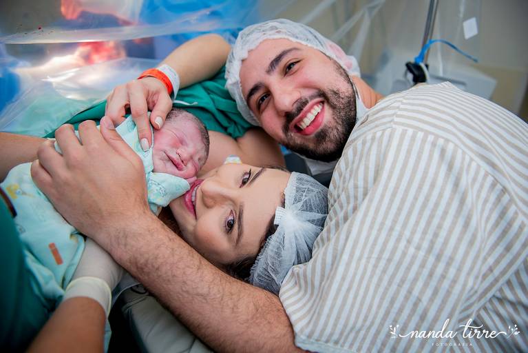 parto-nascimento-newborn-fotografia-foto-fotografa-bebê-berçario-recem-nascido-maternidade-mãe-família-nanda-tirre-cesarea-natural-humanizado-obstetra-pediatra-perinatal-hctco-idealiza-hospital-clinicas-doula-nascer-nasceu-teresopolis-rj-rio de janeiro