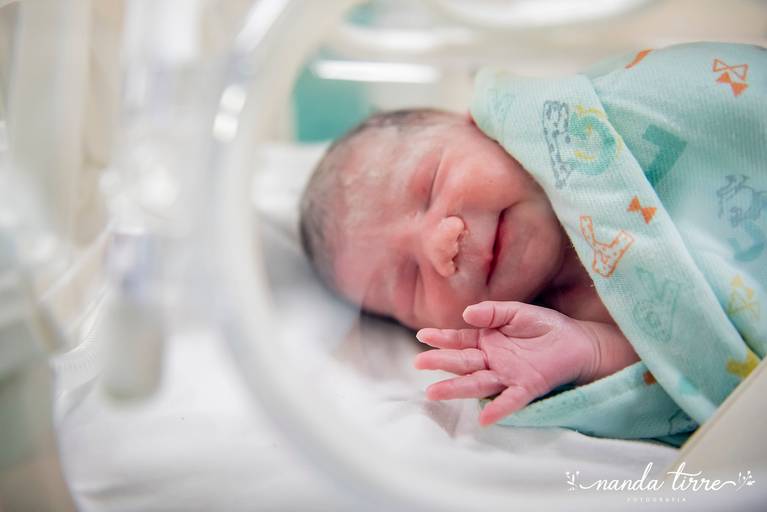 parto-nascimento-newborn-fotografia-foto-fotografa-bebê-berçario-recem-nascido-maternidade-mãe-família-nanda-tirre-cesarea-natural-humanizado-obstetra-pediatra-perinatal-hctco-idealiza-hospital-clinicas-doula-nascer-nasceu-teresopolis-rj-rio de janeiro