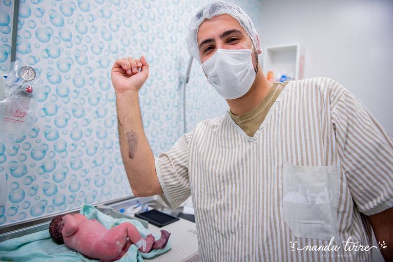parto-nascimento-newborn-fotografia-foto-fotografa-bebê-berçario-recem-nascido-maternidade-mãe-família-nanda-tirre-cesarea-natural-humanizado-obstetra-pediatra-perinatal-hctco-idealiza-hospital-clinicas-doula-nascer-nasceu-teresopolis-rj-rio de janeiro