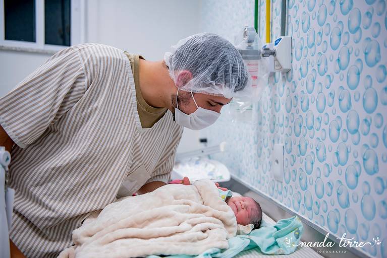 parto-nascimento-newborn-fotografia-foto-fotografa-bebê-berçario-recem-nascido-maternidade-mãe-família-nanda-tirre-cesarea-natural-humanizado-obstetra-pediatra-perinatal-hctco-idealiza-hospital-clinicas-doula-nascer-nasceu-teresopolis-rj-rio de janeiro