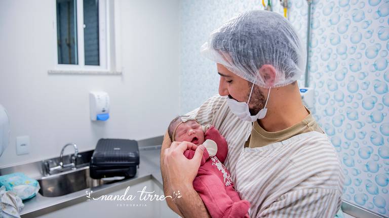 parto-nascimento-newborn-fotografia-foto-fotografa-bebê-berçario-recem-nascido-maternidade-mãe-família-nanda-tirre-cesarea-natural-humanizado-obstetra-pediatra-perinatal-hctco-idealiza-hospital-clinicas-doula-nascer-nasceu-teresopolis-rj-rio de janeiro