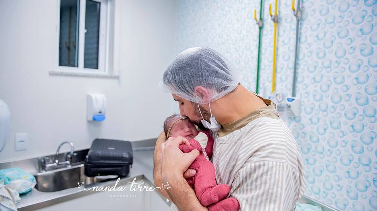 parto-nascimento-newborn-fotografia-foto-fotografa-bebê-berçario-recem-nascido-maternidade-mãe-família-nanda-tirre-cesarea-natural-humanizado-obstetra-pediatra-perinatal-hctco-idealiza-hospital-clinicas-doula-nascer-nasceu-teresopolis-rj-rio de janeiro