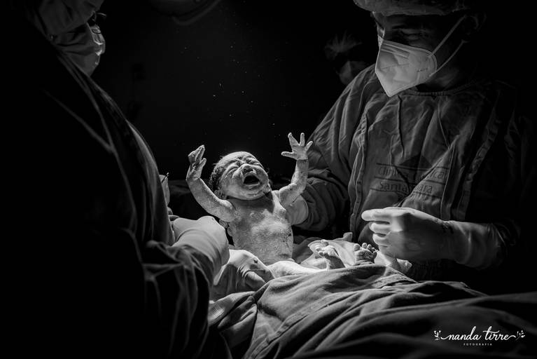 parto-nascimento-newborn-fotografia-foto-fotografa-fotografo-bebê-berçario-recem-nascido-maternidade-mãe-família-nanda-tirre-cesarea-natural-humanizado-obstetra-pediatra-perinatal-hctco-idealiza-doula-nascer-teresopolis-rj-filme-trabalho de parto-vaginal