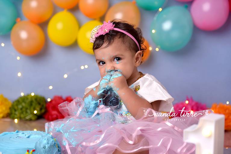 smash-the-cake-aniversario-bolo-bebê-criança-rio-de-janeiro-rj-nanda-tirre-fotografo-ensaio-foto-book-barra-da-tijuca-bebê-baby-filho-filha-estudio-fotografico-festa-1-aninho-ano-fotografia-fotografa-parabens-bolo-bagunça-acompanhamento-recreio-cenário