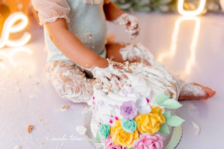 smash-the-cake-aniversario-bolo-bebes-crianças-teresopolis-rio-de-janeiro-rj-nanda-tirre-fotografo-ensaio-foto-book-acompanhamento-bebê-baby-filho-filha-estudio-fotografico-festa-1-aninho-ano-fotografia-fotografa-parabens-bolo-primeiro-pre-festa