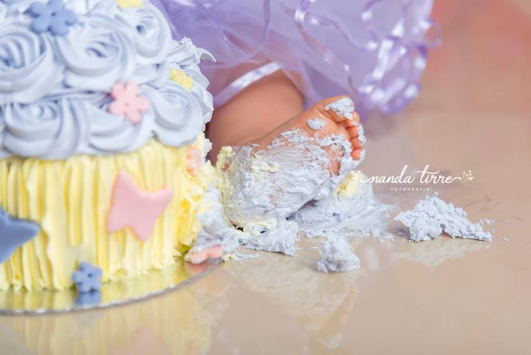 smash-the-cake-aniversario-bolo-bebê-criança-rio-de-janeiro-rj-nanda-tirre-fotografo-ensaio-foto-book-barra-da-tijuca-bebê-baby-filho-filha-estudio-fotografico-festa-1-aninho-ano-fotografia-fotografa-parabens-bolo-bagunça-acompanhamento-recreio-cenário