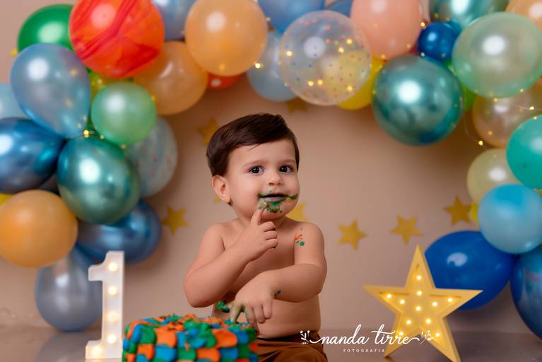 smash-the-cake-aniversario-bolo-bebê-criança-rio-de-janeiro-rj-nanda-tirre-fotografo-ensaio-foto-book-barra-da-tijuca-bebê-baby-filho-filha-estudio-fotografico-festa-1-aninho-ano-fotografia-fotografa-parabens-bolo-bagunça-acompanhamento-recreio-cenário