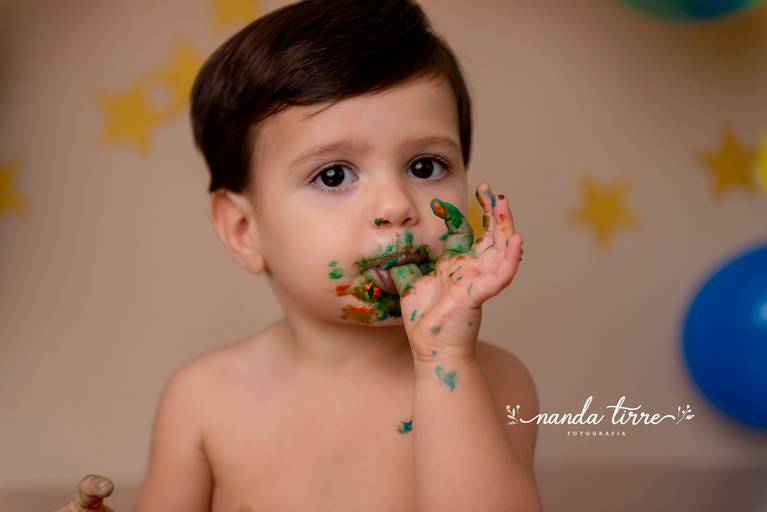 smash-the-cake-aniversario-bolo-bebê-criança-rio-de-janeiro-rj-nanda-tirre-fotografo-ensaio-foto-book-barra-da-tijuca-bebê-baby-filho-filha-estudio-fotografico-festa-1-aninho-ano-fotografia-fotografa-parabens-bolo-bagunça-acompanhamento-recreio-cenário