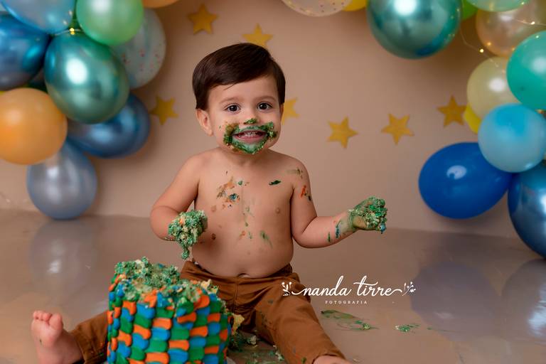 smash-the-cake-aniversario-bolo-bebê-criança-rio-de-janeiro-rj-nanda-tirre-fotografo-ensaio-foto-book-barra-da-tijuca-bebê-baby-filho-filha-estudio-fotografico-festa-1-aninho-ano-fotografia-fotografa-parabens-bolo-bagunça-acompanhamento-recreio-cenário