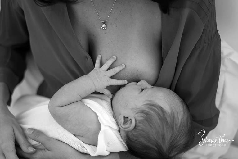 ensaio-fotografico-bebê-lifestyle-criança-rio-de-janeiro-rj-fotografia-fotografo-nanda-tirre-recem-nascido-amamentacao-pai-mae-maternidade-gravida-gestante-filho-filha-barra-da-tijuca-zona-sul-familia-recreio-peninsula-perinatal-parto-nascimento-mês-baby
