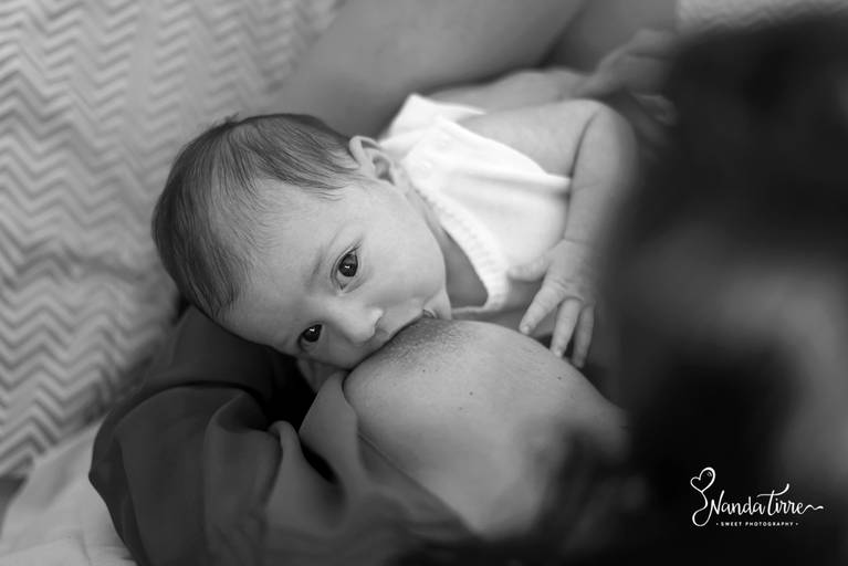 ensaio-fotografico-bebê-lifestyle-criança-rio-de-janeiro-rj-fotografia-fotografo-nanda-tirre-recem-nascido-amamentacao-pai-mae-maternidade-gravida-gestante-filho-filha-barra-da-tijuca-zona-sul-familia-recreio-peninsula-perinatal-parto-nascimento-mês-baby