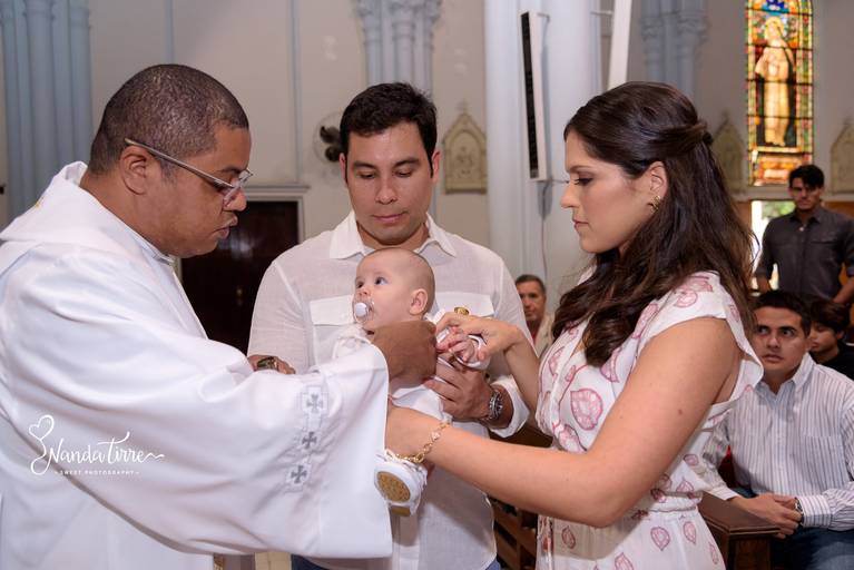 batizado-igreja-católica-rj-rio de janeiro-teresópolis-fotos-foto-fotografia-fotógrafo-batismo-missa-padre-book-matriz-catolicismo-fotógrafa-bebê-criança-mãe-maternidade-padrinho-madrinha