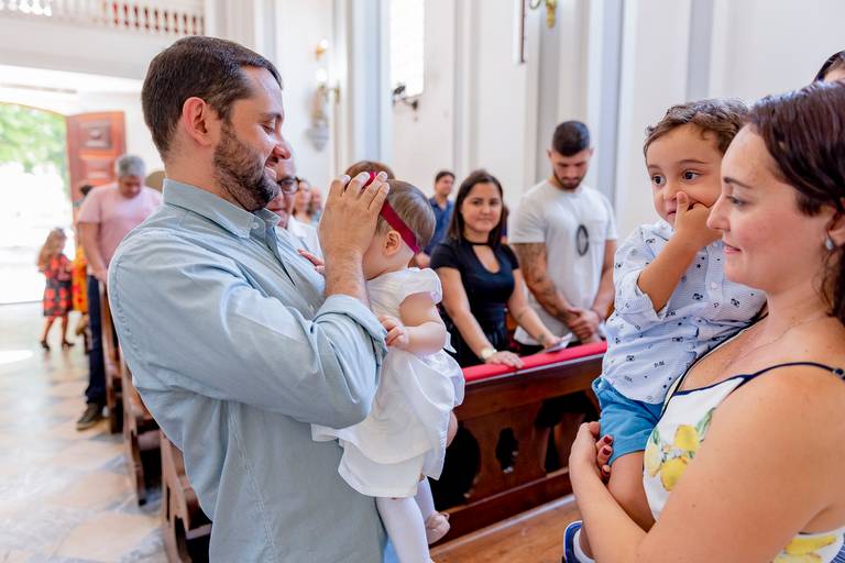 batizado-igreja-católica-rj-rio de janeiro-teresópolis-fotos-foto-fotografia-fotógrafo-batismo-missa-padre-book-matriz-catolicismo-fotógrafa-bebê-criança-mãe-maternidade-padrinho-madrinha