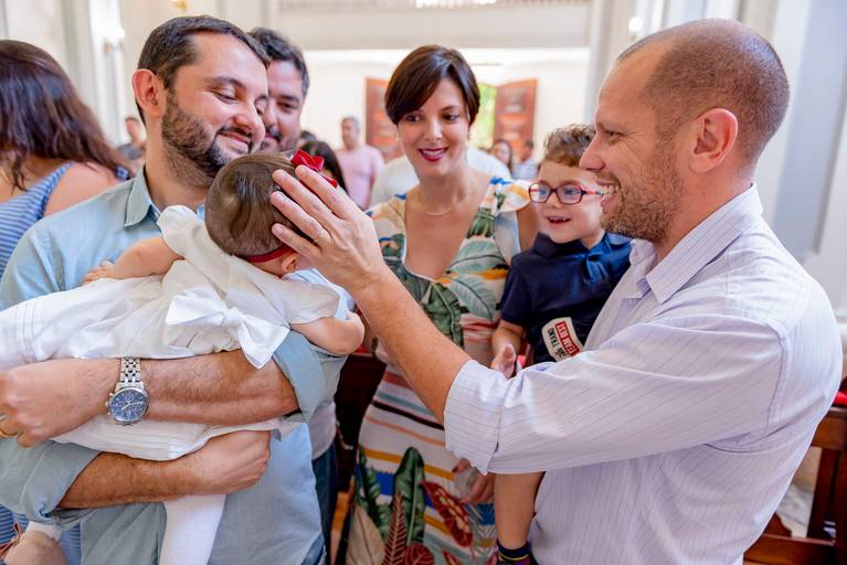 batizado-igreja-católica-rj-rio de janeiro-teresópolis-fotos-foto-fotografia-fotógrafo-batismo-missa-padre-book-matriz-catolicismo-fotógrafa-bebê-criança-mãe-maternidade-padrinho-madrinha
