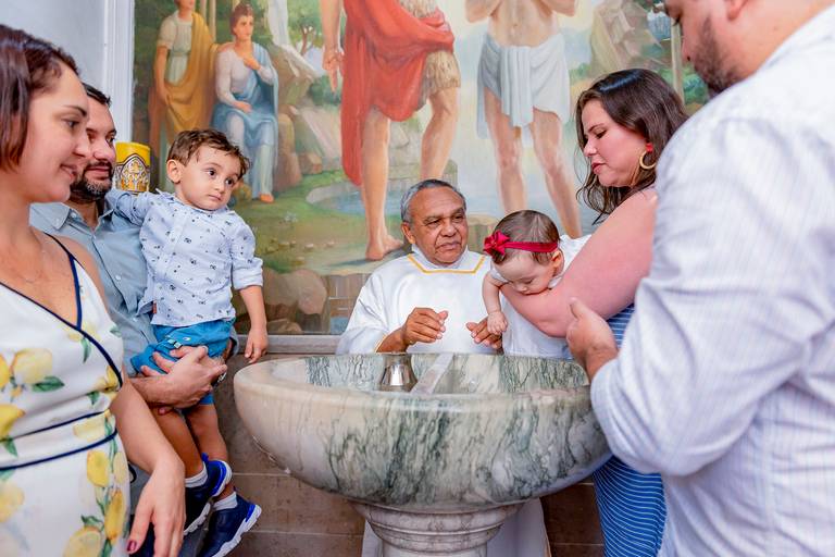 batizado-igreja-católica-rj-rio de janeiro-teresópolis-fotos-foto-fotografia-fotógrafo-batismo-missa-padre-book-matriz-catolicismo-fotógrafa-bebê-criança-mãe-maternidade-padrinho-madrinha