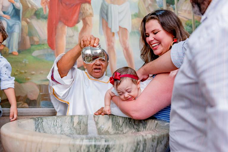 batizado-igreja-católica-rj-rio de janeiro-teresópolis-fotos-foto-fotografia-fotógrafo-batismo-missa-padre-book-matriz-catolicismo-fotógrafa-bebê-criança-mãe-maternidade-padrinho-madrinha