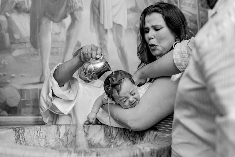 batizado-igreja-católica-rj-rio de janeiro-teresópolis-fotos-foto-fotografia-fotógrafo-batismo-missa-padre-book-matriz-catolicismo-fotógrafa-bebê-criança-mãe-maternidade-padrinho-madrinha