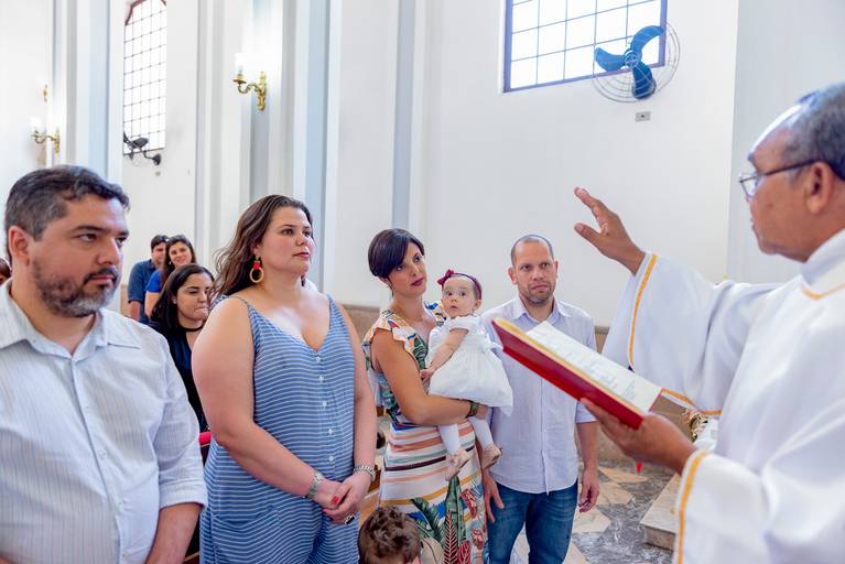batizado-igreja-católica-rj-rio de janeiro-teresópolis-fotos-foto-fotografia-fotógrafo-batismo-missa-padre-book-matriz-catolicismo-fotógrafa-bebê-criança-mãe-maternidade-padrinho-madrinha