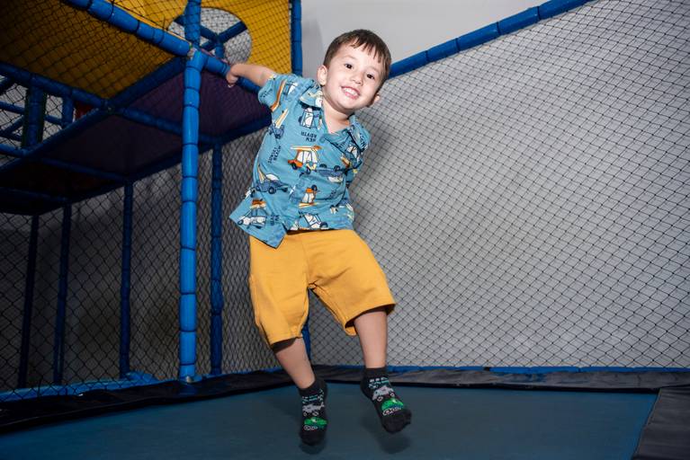 Fotografia infantil em Jaú, SP, com registros espontâneos e naturais de crianças, valorizando a alegria, a personalidade e os momentos únicos da infância. Amendoeira Fotografia.