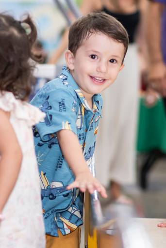 Fotografia infantil em Jaú, SP, com registros espontâneos e naturais de crianças, valorizando a alegria, a personalidade e os momentos únicos da infância. Amendoeira Fotografia.