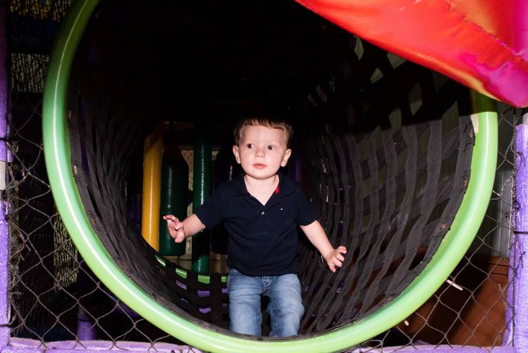 Fotografia infantil em Jaú, SP, com registros espontâneos e naturais de crianças, valorizando a alegria, a personalidade e os momentos únicos da infância. Amendoeira Fotografia.