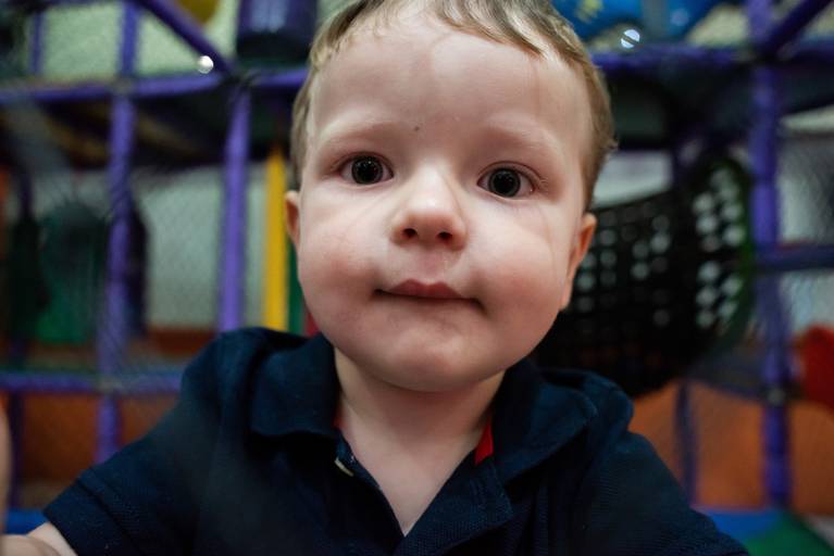 Fotografia infantil em Jaú, SP, com registros espontâneos e naturais de crianças, valorizando a alegria, a personalidade e os momentos únicos da infância. Amendoeira Fotografia.