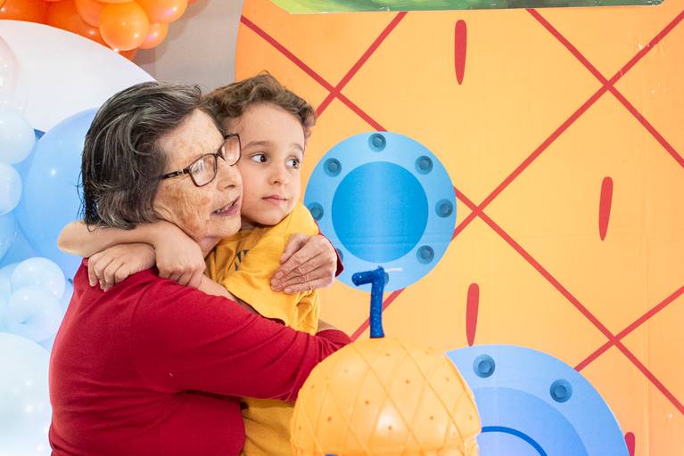 Fotografia infantil em Jaú, SP, com registros espontâneos e naturais de crianças, valorizando a alegria, a personalidade e os momentos únicos da infância. Amendoeira Fotografia.